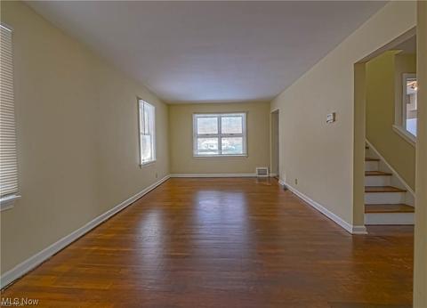 810 E 256th St, Euclid, OH 44132 photo 2