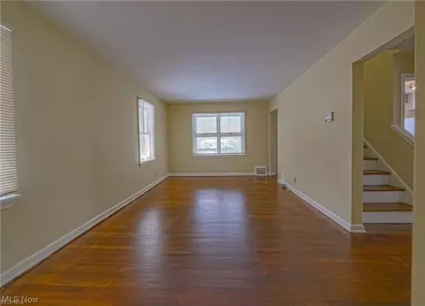 810 E 256th St, Euclid, OH 44132 photo 2