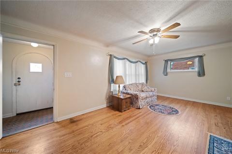 121 E 216th St, Euclid, OH 44123 photo 3