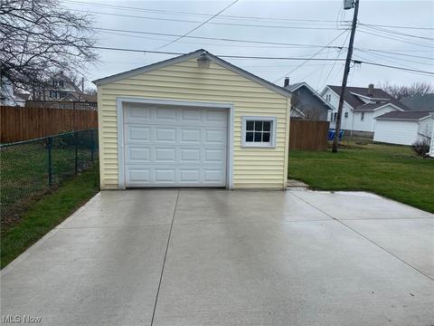 418 Ohio St, Elyria, OH 44035 photo 4