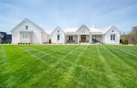 10045 White Pine Ave NE, Hartville, OH 44632