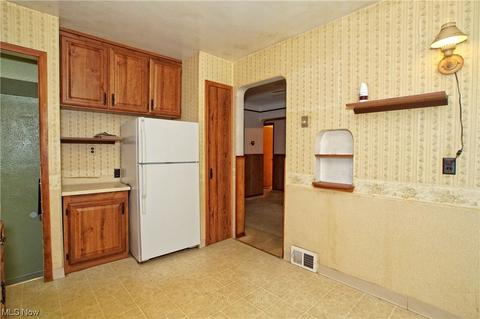 24821 Devoe Ave, Euclid, OH 44123 photo 5