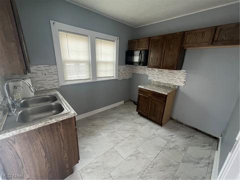 1825 E 33rd St, Lorain, OH 44055 photo 2