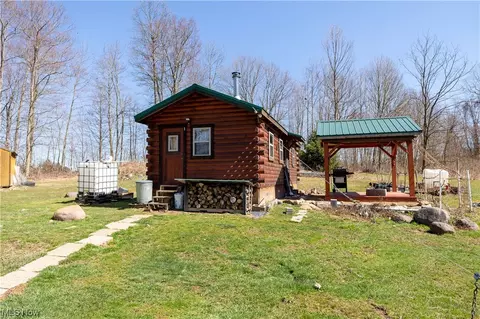 3756 N Pleasant Dr, East Palestine, OH 44413