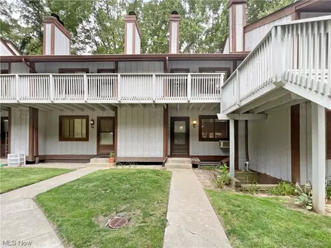 515 Meredith Ln #2E, Cuyahoga Falls, OH 44223