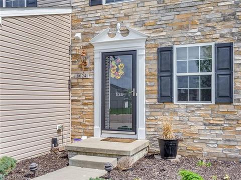 8024 Maxim Cir NE, Canton, OH 44721 photo 2