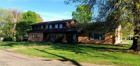 106 Overlook Ct, Saint Clairsville, OH 43950
