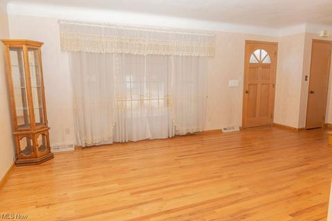 725 E 260th St, Euclid, OH 44132 photo 5