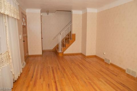725 E 260th St, Euclid, OH 44132 photo 6