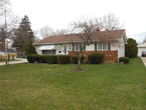 2181 Rockefeller Rd, Wickliffe, OH 44092 photo 3