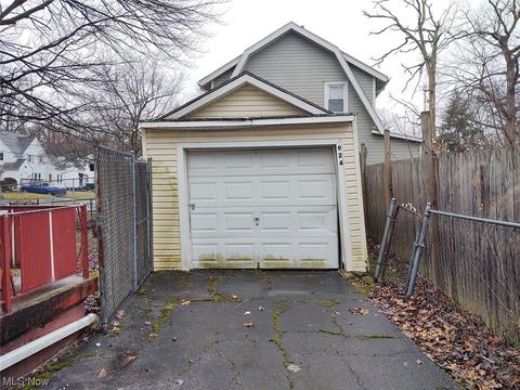 924 Bisson Ave, Akron, OH 44307 photo 2