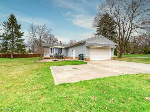 8306 Wright Rd, Broadview Heights, OH 44147 photo 2