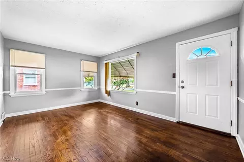 745 E 256th St, Euclid, OH 44132 photo 4
