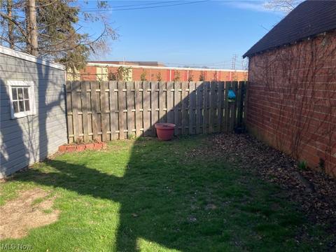 87 E 221, Euclid, OH 44123 photo 24