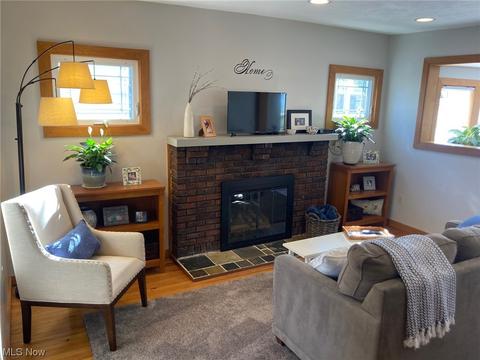 87 E 221, Euclid, OH 44123 photo 8