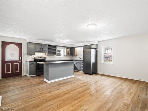 106 Alexander Dr, Elyria, OH 44035 photo 6