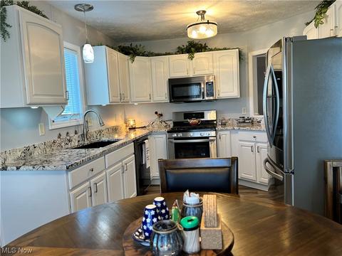 443 Stonehedge Dr, Elyria, OH 44035 photo 5