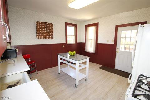 439 Dayton St, Akron, OH 44310 photo 5