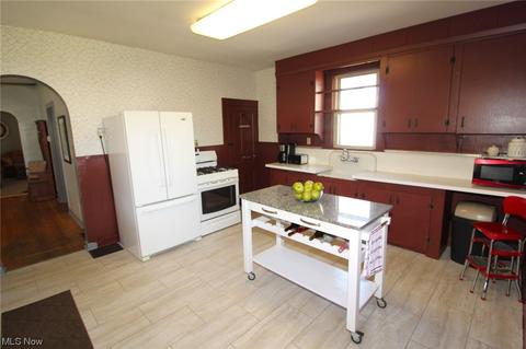 439 Dayton St, Akron, OH 44310 photo 7