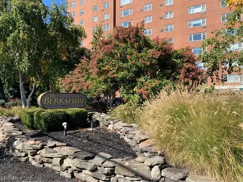 11820 Edgewater Dr #105, Lakewood, OH 44107