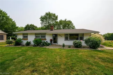 6040 Hollydale Ave NE, Canton, OH 44721