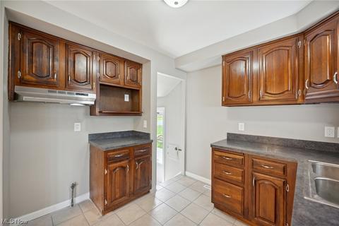 1712 E 238th St, Euclid, OH 44117 photo 9
