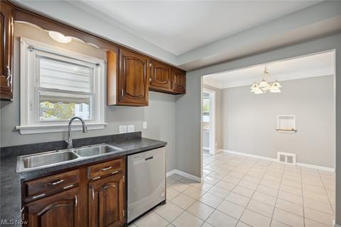 1712 E 238th St, Euclid, OH 44117 photo 8