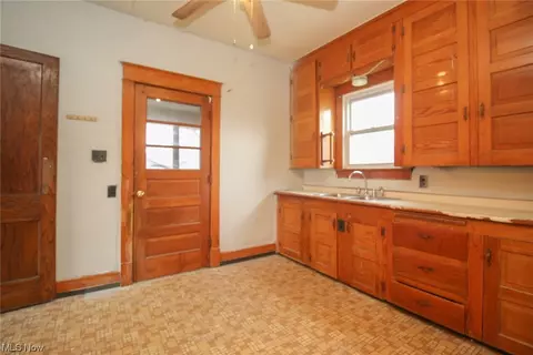 208 Sexton St, Struthers, OH 44471 photo 3