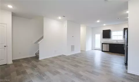 668 Crossings Ln, Akron, OH 44320 photo 5