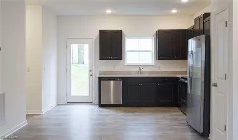 668 Crossings Ln, Akron, OH 44320 photo 7