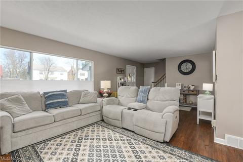 9611 Elsmere Dr, Parma, OH 44130 photo 3