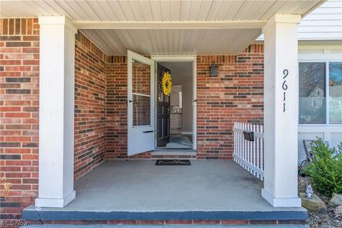 9611 Elsmere Dr, Parma, OH 44130 photo 2