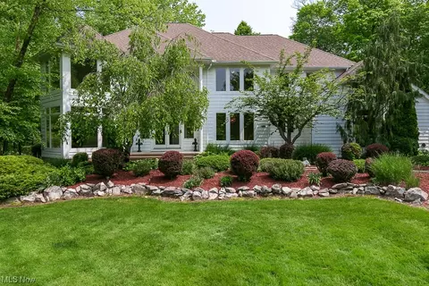 9009 Regency Woods Dr, Kirtland, OH 44094