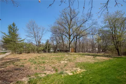 827 Cahoon Rd, Westlake, OH 44145