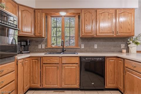 717 Kent Cir, Elyria, OH 44035 photo 8