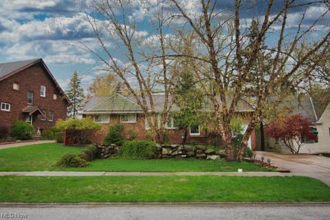 5249 Erwin St, Maple Heights, OH 44137 photo 2