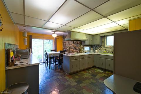 5249 Erwin St, Maple Heights, OH 44137 photo 3