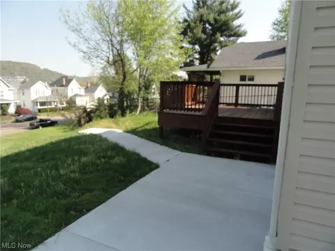 511 Knowles Ln, Chester, WV 26034 photo 2