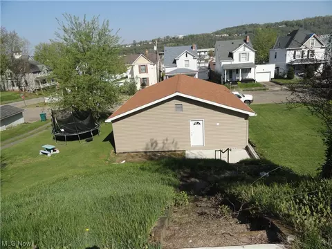 511 Knowles Ln, Chester, WV 26034 photo 3