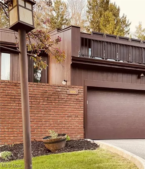 895 Spicers Ln, Northfield, OH 44067
