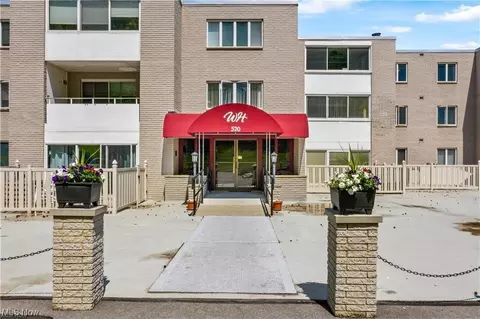520 Meredith Ln #402, Cuyahoga Falls, OH 44223