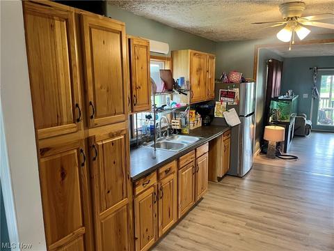 716 Elm St, Belpre, OH 45714 photo 6