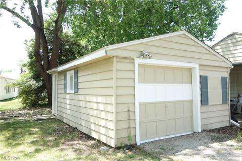 357 Celtic St, Akron, OH 44314 photo 9