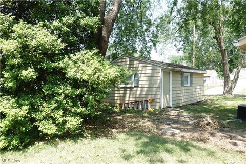357 Celtic St, Akron, OH 44314 photo 7