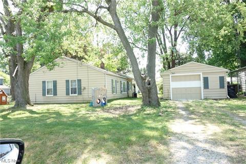 357 Celtic St, Akron, OH 44314 photo 2