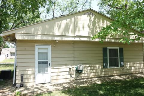357 Celtic St, Akron, OH 44314 photo 8