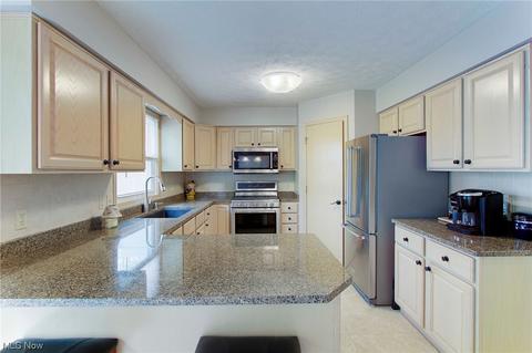 8248 Emerald Ave NE, Canton, OH 44721 photo 14