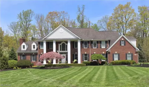 8200 Wembley Ct, Chagrin Falls, OH 44023