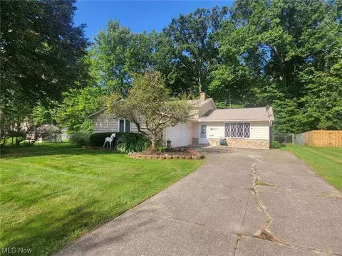 8520 Brentwood Dr, Olmsted Falls, OH 44138