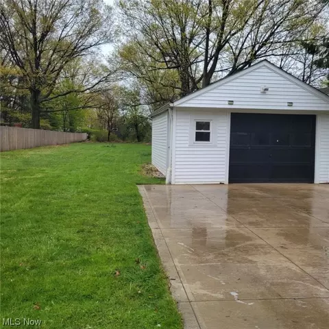 751 E 260 St E, Euclid, OH 44123 photo 3
